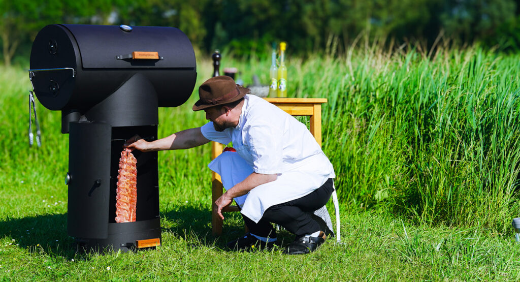Spareribs worden in de The Barrel barbecue gehangen voor een gelijkmatige rookverdeling
