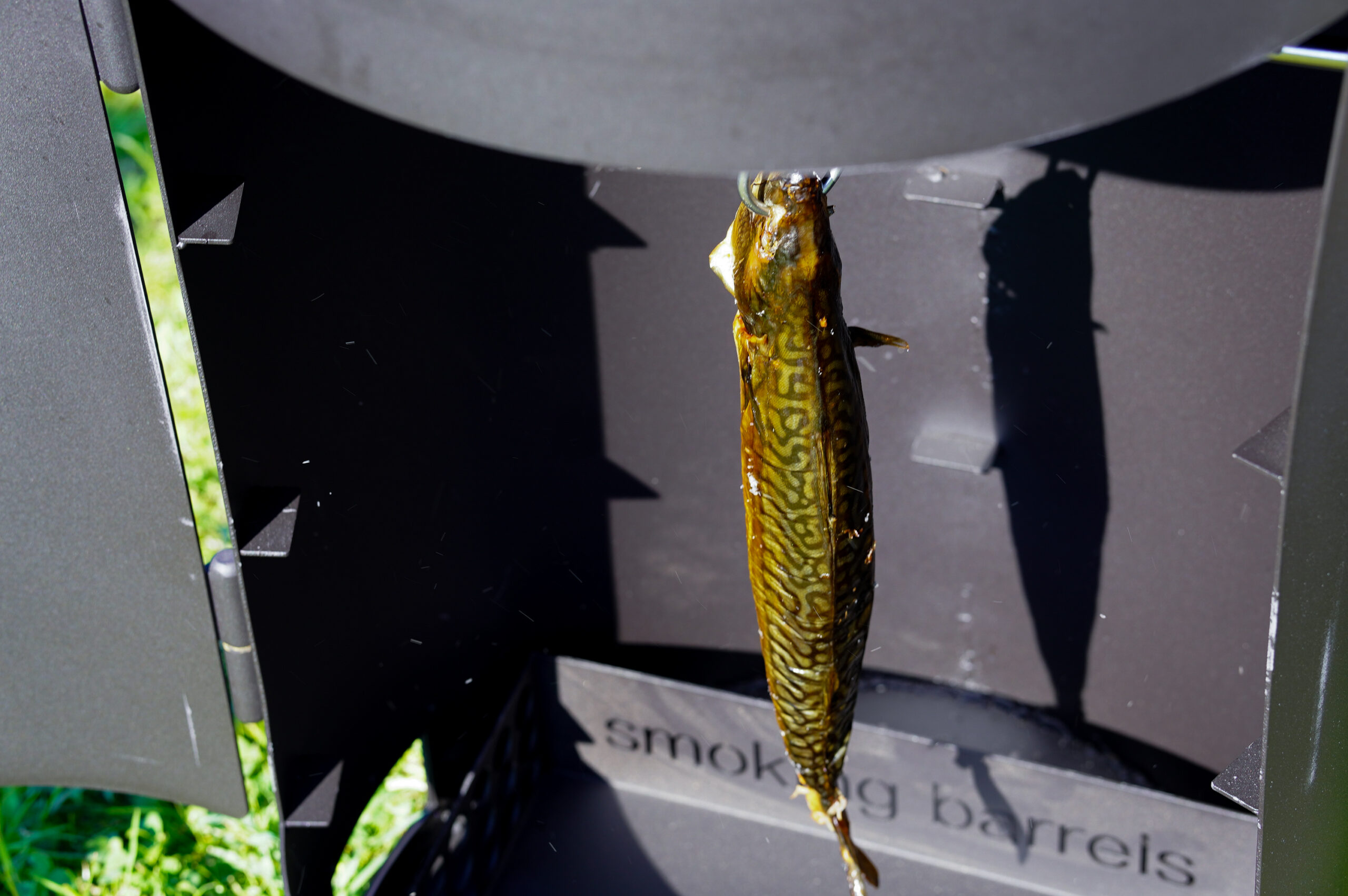 Vis wordt gerookt in The Barrel, typisch voor de authentieke Nederlandse kooktraditie.