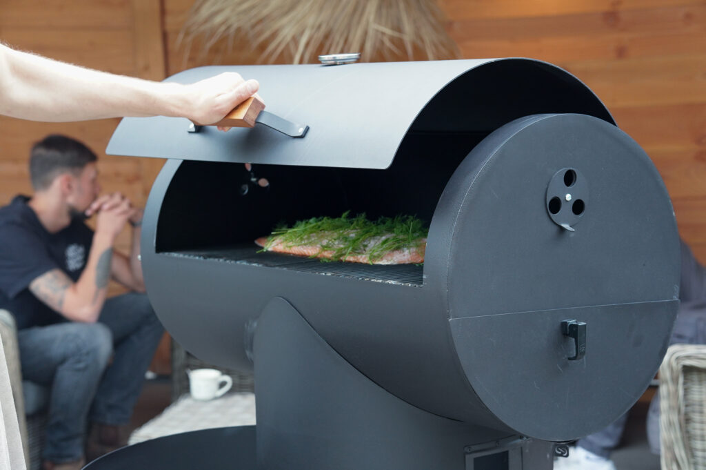 Zalm wordt langzaam gerookt in de horizontale barrel"