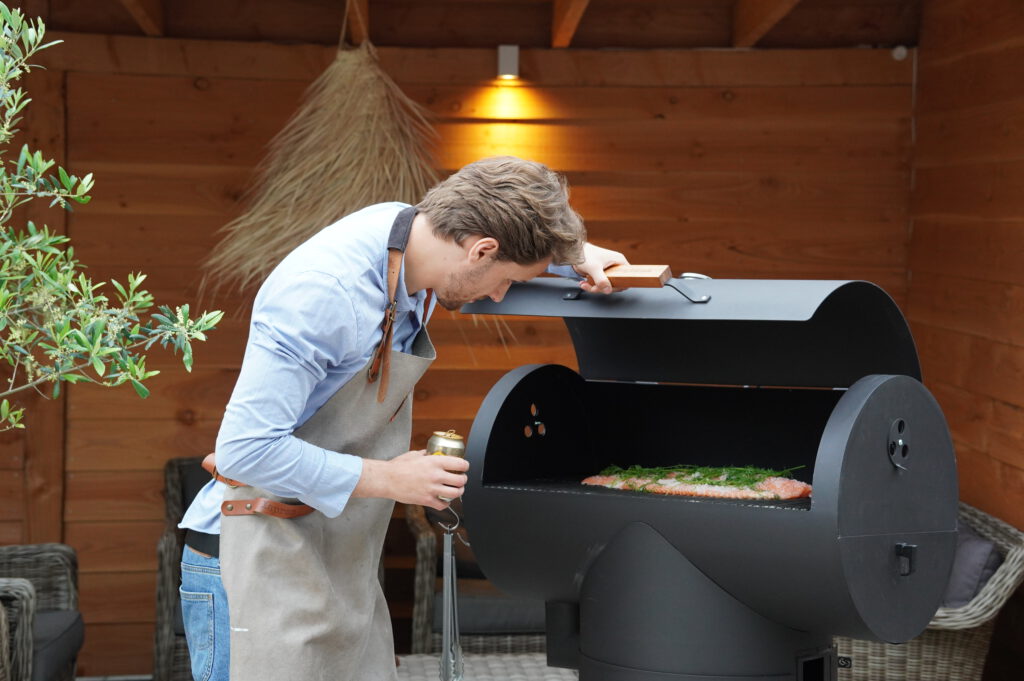 Zalm met pekelzout bedekt, klaar om te rusten voor het roken