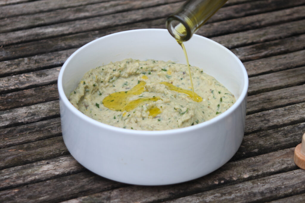 Maak zelf smokey baba ganoush op de BBQ! Deze heerlijke rokerige auberginedip is perfect als voorgerecht of bijgerecht voor een zomerse barbecue.