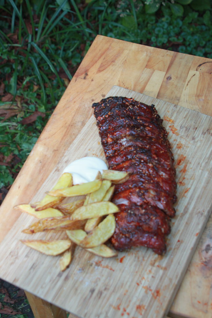 Een bord met perfect gegaarde Spicy Korean Spareribs, geserveerd met krieltjes en een romige mayodip.