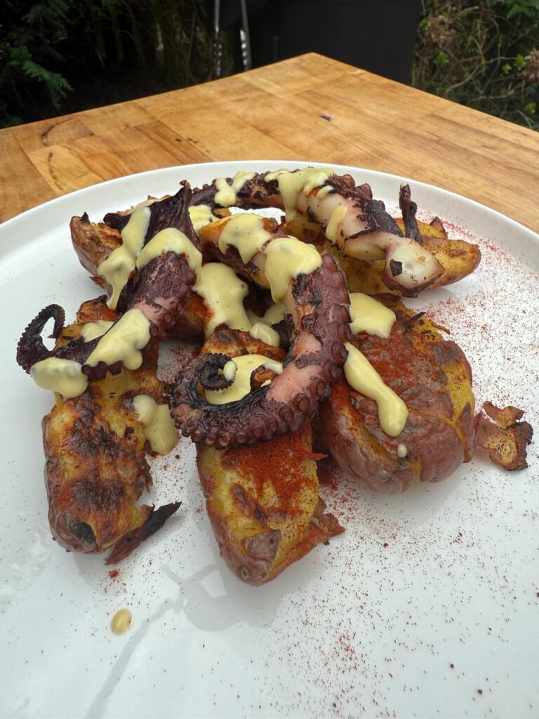 Bord met Spaanse octopus, aardappelen en aioli